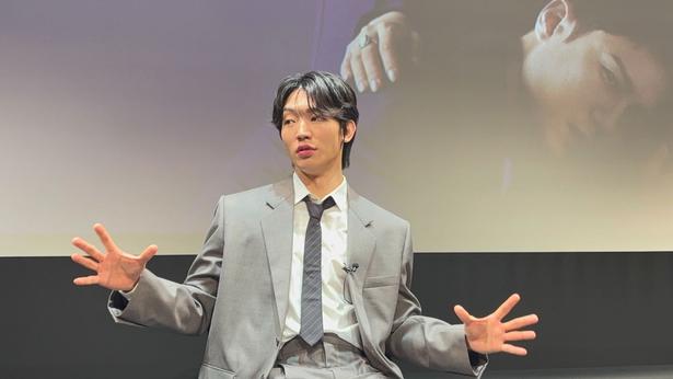  ふだんの柔らかな雰囲気と、作品で見せる冷酷な表情のギャップが魅力