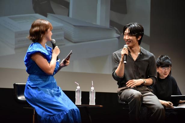 進行役のまじゅと、時に日本語を交えながら楽しくトーク