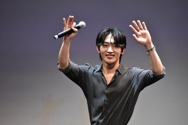 日本のファンに初めて会うキム・ヒョヌク、笑顔で登場