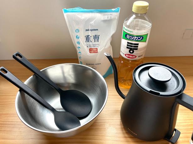 重曹とお酢を各大さじ1、40～50度のお湯、ボウルを用意（▶手順は？） 撮影／あんこ