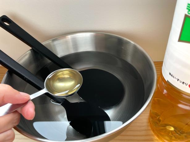 お酢を投入すると…（▶次へ） 撮影／あんこ