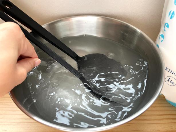 重曹が溶けるよう、軽く混ぜて…（▶次へ） 撮影／あんこ