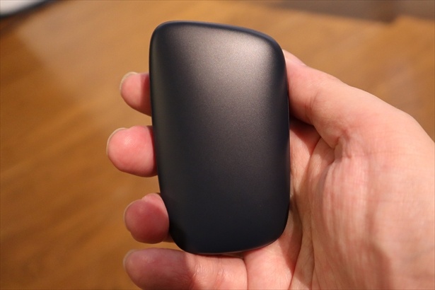 手のひらに収まるコンパクトなラウンデッドキューブのデザインはそのままに、マットな質感となった