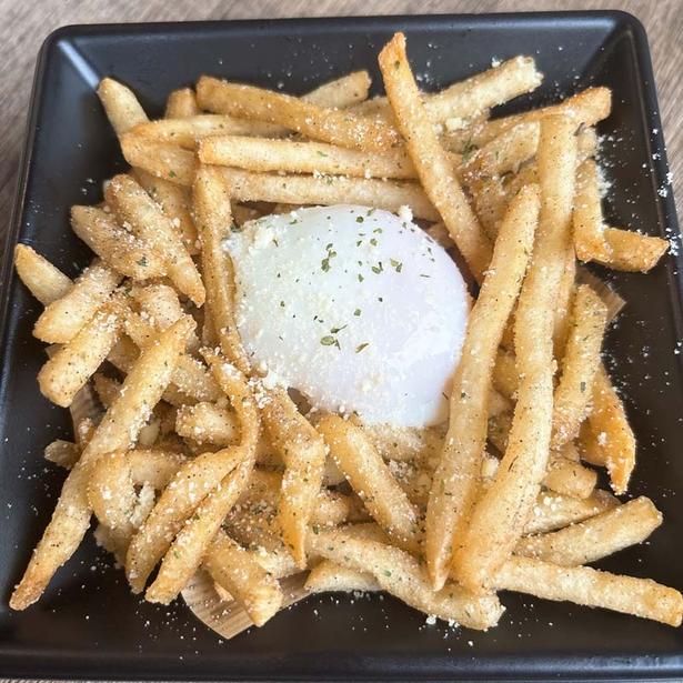  B-FRITESの「温玉月見フリッツ」(900円)
