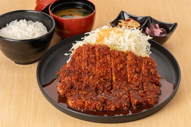 わらじとんかつ定食(1800円)。写真はみそだれがかかっているが、みそだれとソースの半々に変更することもできる