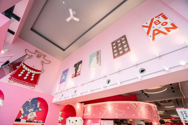 上の方まで見逃し厳禁！グッズ売り場の天井付近には、デザイン性に富んだポスターが並ぶ