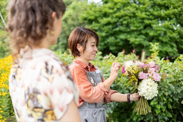 フローリスト・間中奈津美さんによる花のデモンストレーション