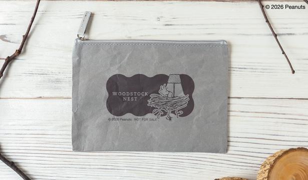 ウッドストックが暗闇で本を読むデザインがかわいいノベルティ「ペーパーポーチ」
