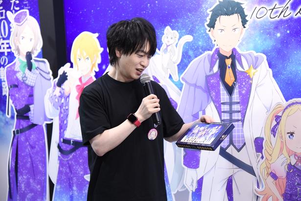 おすすめのグッズを紹介する、ナツキ・スバル役の小林裕介さん 撮影：ソムタム田井 (C)長月達平・株式会社KADOKAWA刊／Re:ゼロから始める異世界生活4製作委員会
