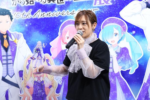 おすすめのグッズを紹介する、エミリア役の高橋李依さん 撮影：ソムタム田井 (C)長月達平・株式会社KADOKAWA刊／Re:ゼロから始める異世界生活4製作委員会
