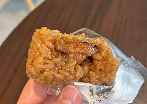 「阿部商店監修 いかめしおむすび」は、おむすびの中にイカが詰め込まれている。タレが染みたご飯と、ほんのり感じる生姜の風味がたまらない!