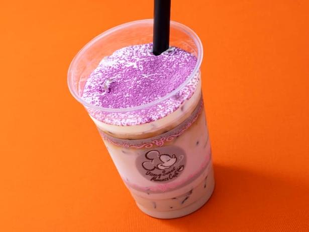 こちらは「カフェ・オーリンズ」の「アイス紫イモカフェラテ」(880円)。オリジナルブレンドコーヒーに紫イモシロップとコーヒーゼリーを合わせ、ホイップの上には紫イモパウダーを振りかけている