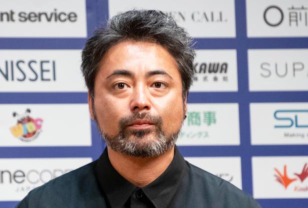 「THE OPEN CALL」プロジェクト報告会見に登壇した山田孝之