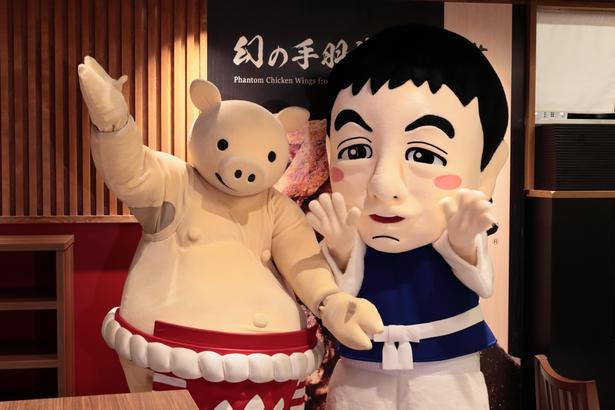 「矢場とん」のマスコットキャラクターのぶーちゃんと、「世界の山ちゃん」の宣伝部長の鳥男さんがお祝いに駆け付けた