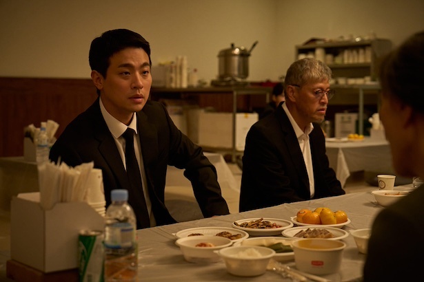 【写真】美しい判子を刻む盲目の篆刻家イム・ヨンギュ(写真右クォン・ヘヒョ）と息子のドンファン(同左パク・ジョンミン)