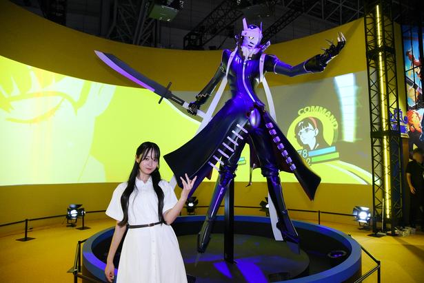 りおさんがご機嫌なポーズを披露 撮影：ソムタム田井 (C)ATLUS.(C)SEGA.