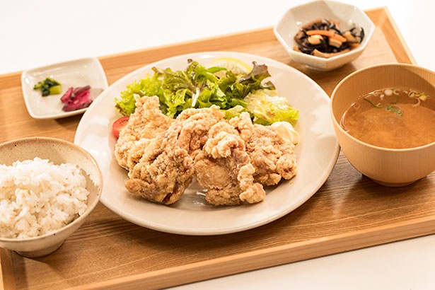 ビールにも合う「鶏の唐揚げ定食」(1000円)／「団地キッチン」田島