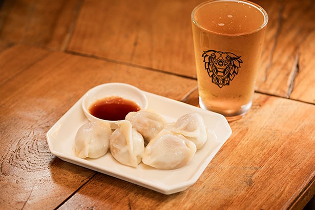 名物のラム水餃子-5個(500円)は、ビールと一緒にぜひ味わっておきたい／U.B