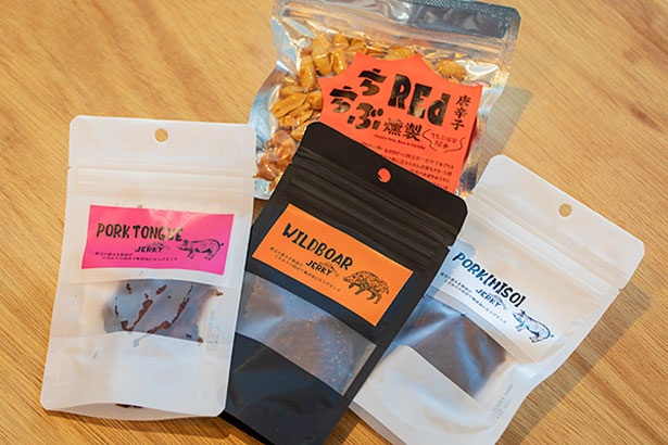 秩父の恵みジャーキー、右から「豚みそジャーキー」「猪ジャーキー」「豚タンジャーキー」(各1300円)／CRAFT-BEER-STAND-ゆい