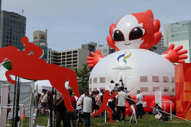 【写真】巨大な「ホノホン」が会場に出現