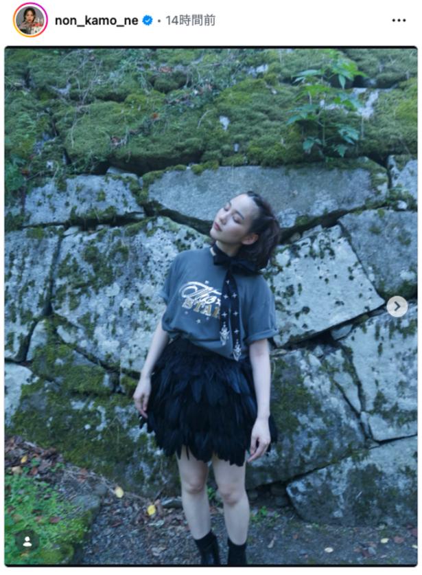【写真】のん、石垣をバックに黒を基調としたロックテイストあふれる衣装を披露