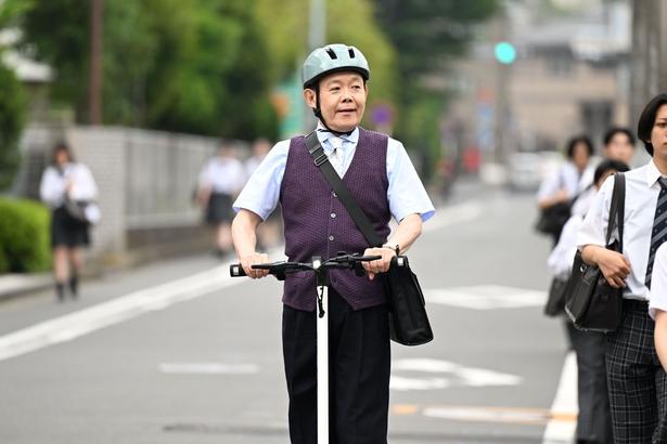 武蔵野聖林学苑時代からの英吉の天敵・中丸(近藤芳正)