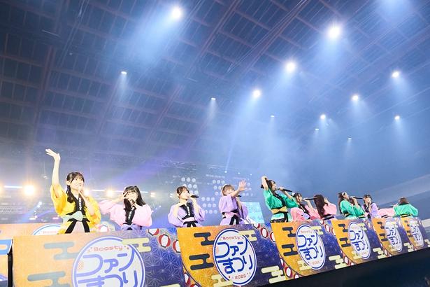 「早送りカレンダー」でトロッコで客席に繰り出すHKT48とNGT48のメンバーたち
