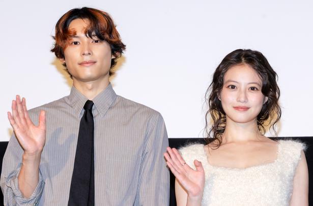 松村北斗、今田美桜(写真左から)