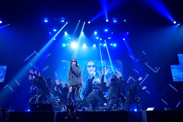 EXILE AKIRAが「KOHAKU」を熱唱