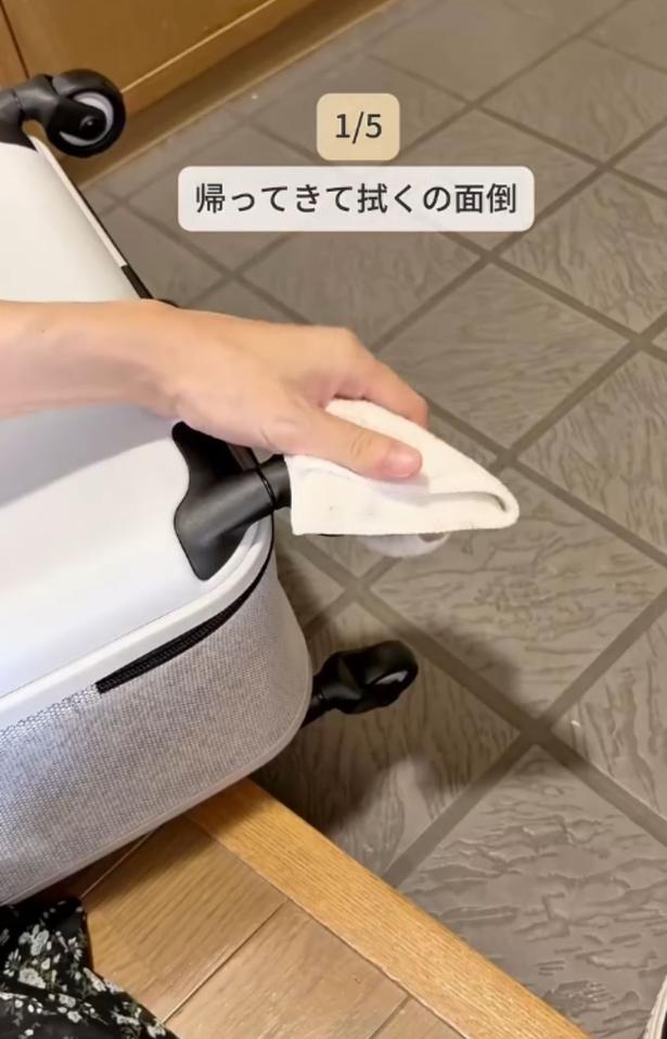 スーツケースのタイヤを拭くのって面倒…（⇒次へ） midmama_kurashiさんのInstagramより