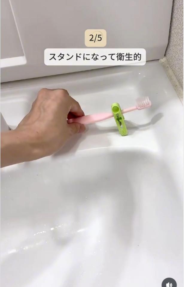 歯ブラシスタンドになる▶ポンプ型ボトルの持ち運びにも(⇒次へ) midmama_kurashiさんのInstagramより
