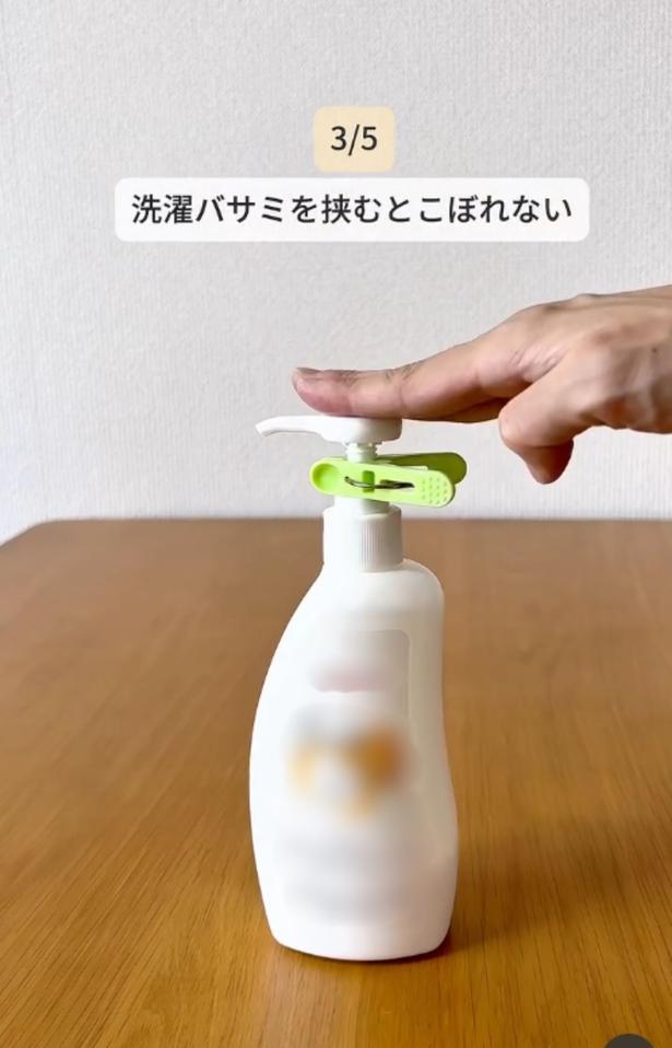 こぼれずに持ち運べる▶キッチンペーパーが簡易スポンジに(⇒次へ) midmama_kurashiさんのInstagramより