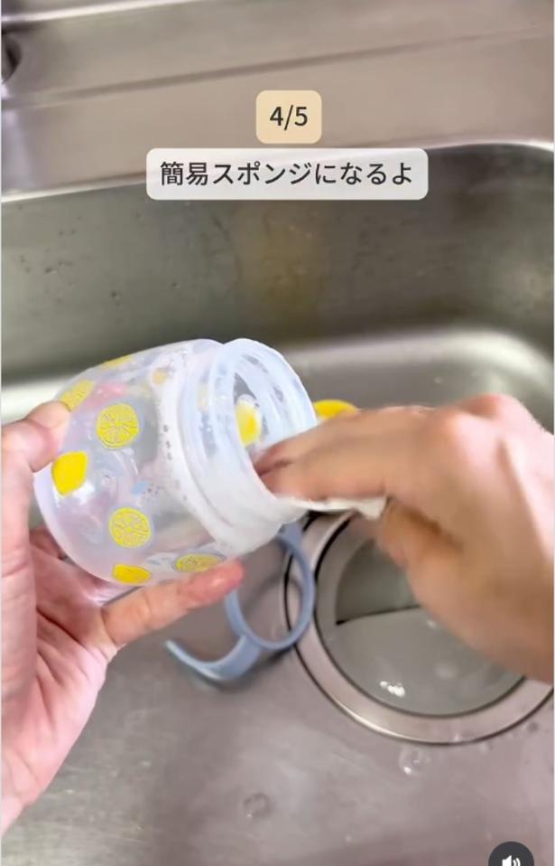 簡易スポンジになる▶歯ブラシはビニール手袋に(⇒次へ) midmama_kurashiさんのInstagramより