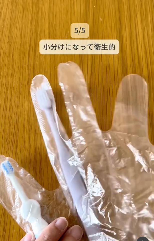 歯ブラシを1本ずつ入れる▶くるくる巻いて輪ゴムで留めれば…(⇒次へ) midmama_kurashiさんのInstagramより