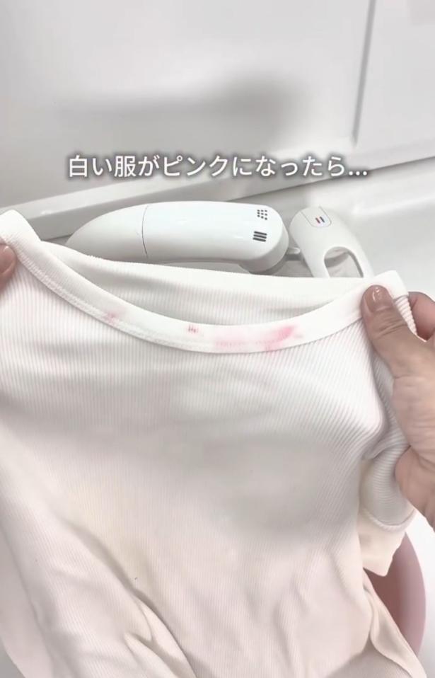 白い服がピンクになってしまった…▶変色した部分に…(⇒次へ) midmama_kurashiさんのInstagramより