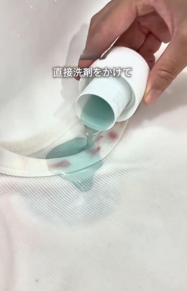 濃縮液体洗剤をかける▶10分置いて…(⇒次へ) midmama_kurashiさんのInstagramより