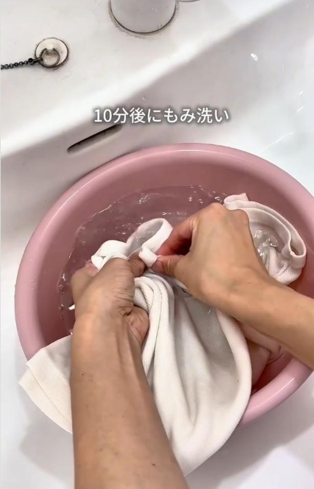 揉み洗いする▶首元がよれよれになった服は…(⇒次へ) midmama_kurashiさんのInstagramより