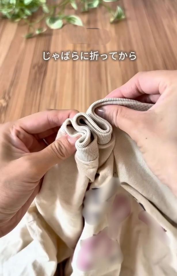 首元部分を蛇腹状に折る▶氷水を用意して…(⇒次へ) midmama_kurashiさんのInstagramより