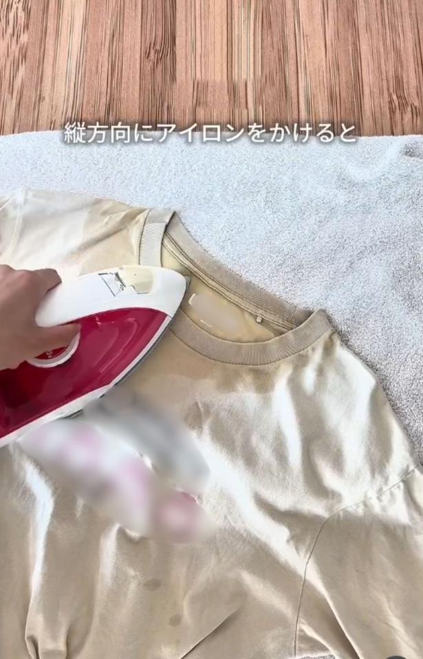 首元部分を縦方向にアイロンがけ▶くたびれた首元が…(⇒次へ) midmama_kurashiさんのInstagramより