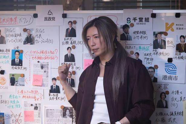 目的を果たすべく、最後の仕上げに取りかかる浦真鷲(GACKT)