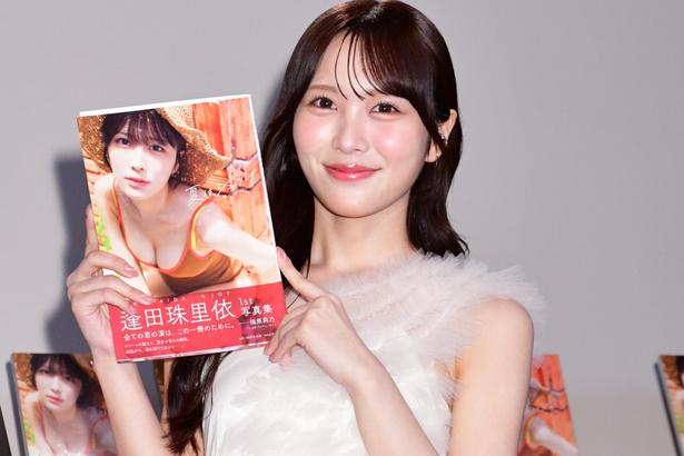 1st写真集「夏はジュリイ」の発売記念イベントを開催した≒JOYの逢田珠里依