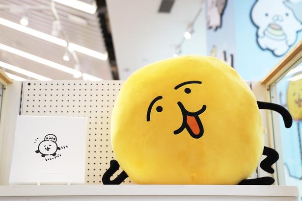 「ビッグクッション」(8800円※受注販売)の隣には、作者“とくめいきぼう“さんの直筆イラストが！