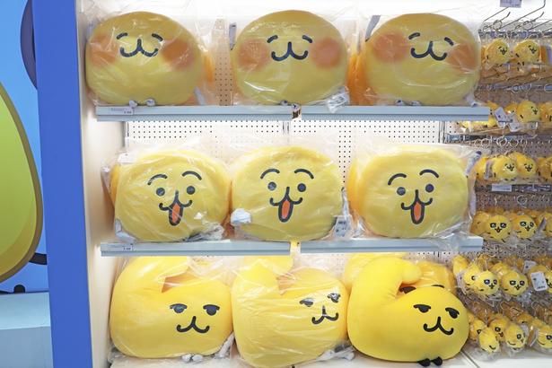 下段からマッスルの「クッション」(3850円)、眉の「クッション」(3300円)、ホニャの「クッション」(3300円)