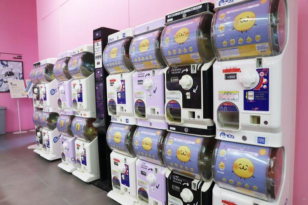 「LINE FRIENDS SQUARE SHIBUYA」の2階に並ぶ「えもじの子(仮)」のカプセルトイ