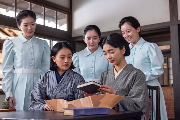看護の実用書を手に取るりん(見上愛)