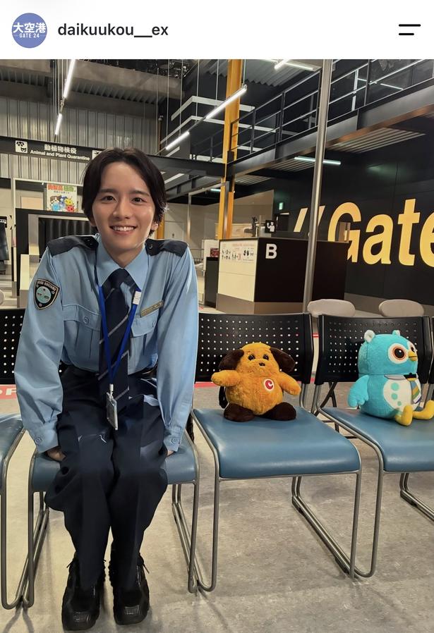 【写真】板垣李光人、マスコットキャラクターと並んで笑顔