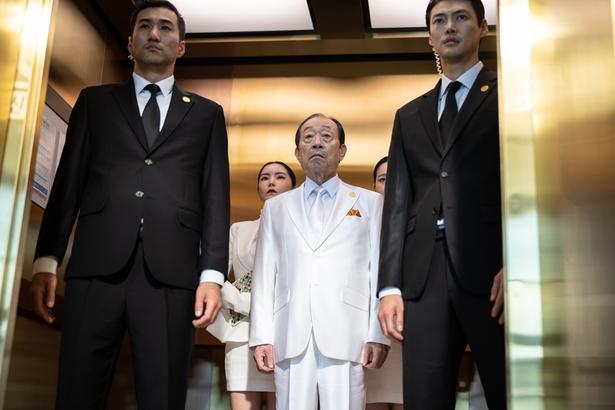 悪役となる教祖ヨンチュンは、5人の臓器から能力を得て、神になろうと目論む(『ハイファイブ！』)