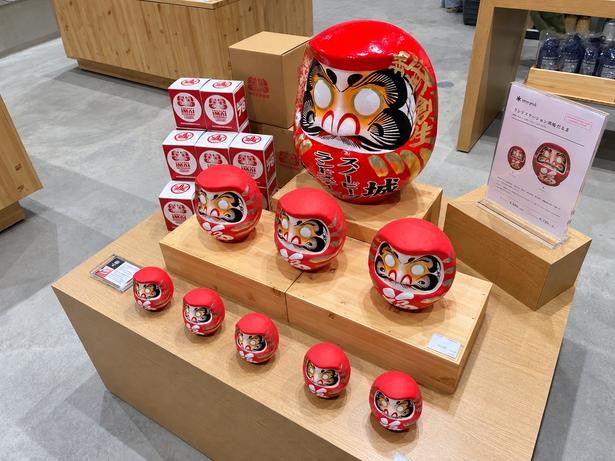 高崎だるまとコラボした「赤城だるま」。中4840円、大6710円 ※特大サイズは非売品