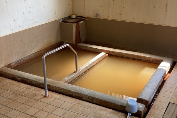 茶褐色の濃い温泉が特徴だ 画像提供：高峰温泉
