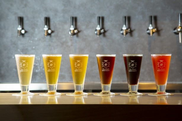 タップルームでは1杯ずつの注文もできるが、定番3種類をスモールグラスで飲み比べもできる(1200円)。定番3週＋シーズナルビール3種の合計6種をスモールグラスで飲み比べすることも(1450円) 画像提供：ISLAND BREWERY